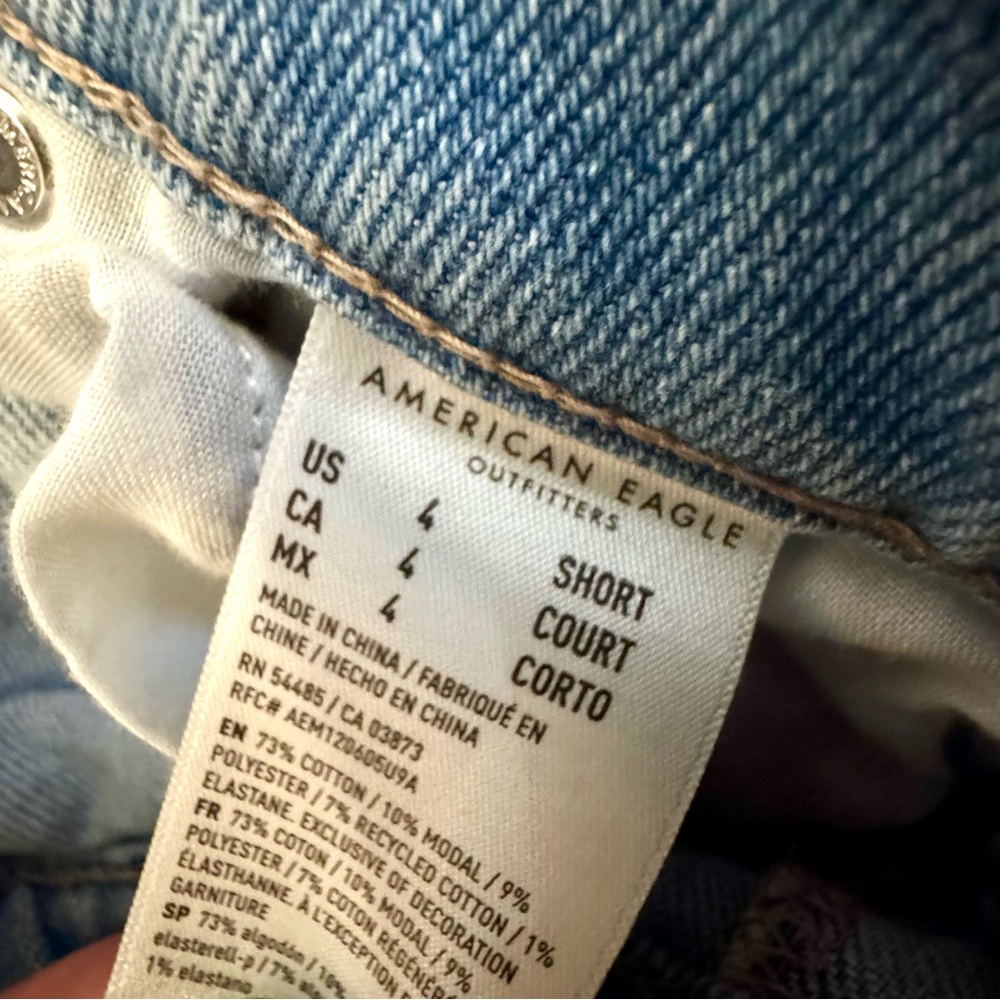 American Eagle size 4 short highest rise Mom Jean Light Wash distressed - Picture 4 of 7